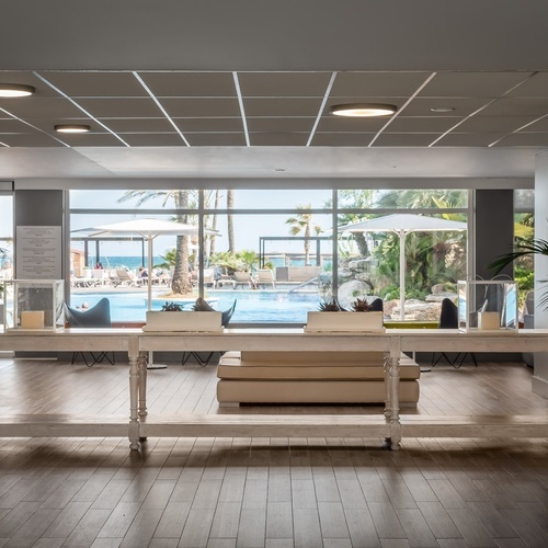 un área de recepción de un hotel con una mesa y una silla