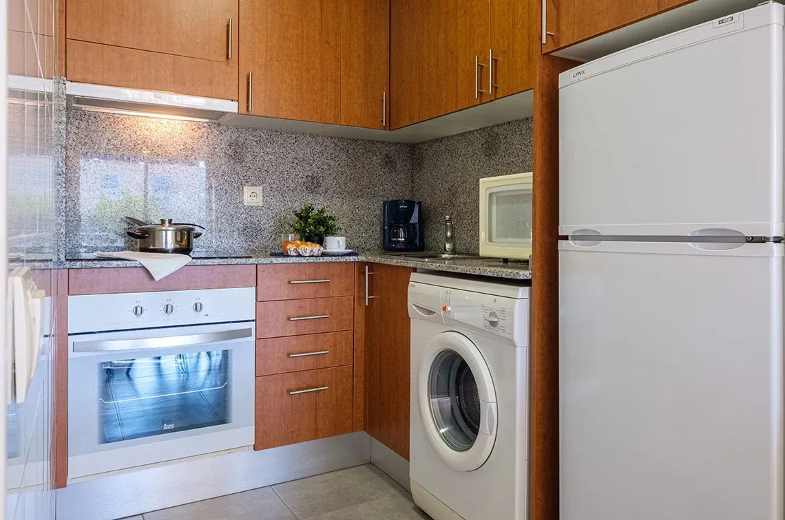Gekürzte Küche mit Kühlschrank, Waschmaschine und Backofen, ideal für Selbstversorger. ESTIVAL: Corporativa