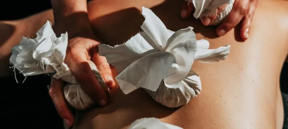 Massage aux herbes relaxant, parfait pour ESTIVAL: Corporativa.
