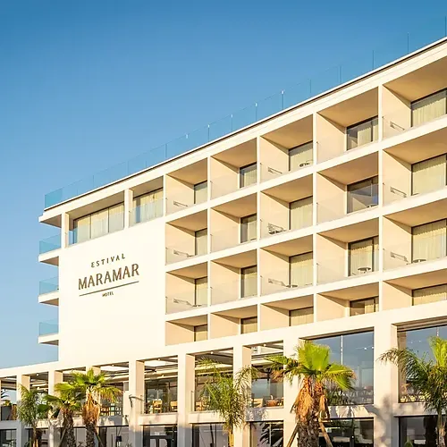 Estival Maramar Hotel: Moderne Architektur mit Balkonen und Palmen, Teil der Estival Group in Tarragona. Offizielle Website.