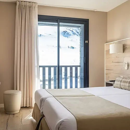 Habitación de hotel con vistas a la nieve, camas gemelas y ESTIVAL: Corporativa.
