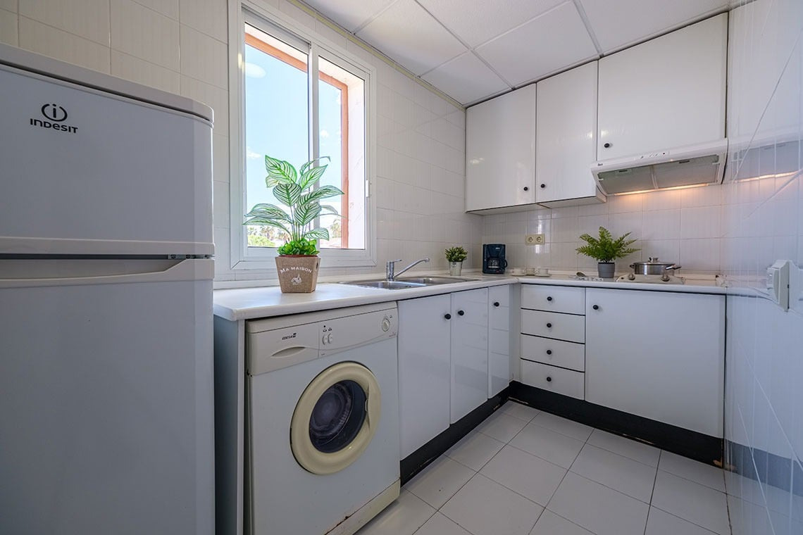 Saubere Küche mit Waschmaschine und Kühlschrank, ideal für Ihren ESTIVAL: Corporativa-Aufenthalt.