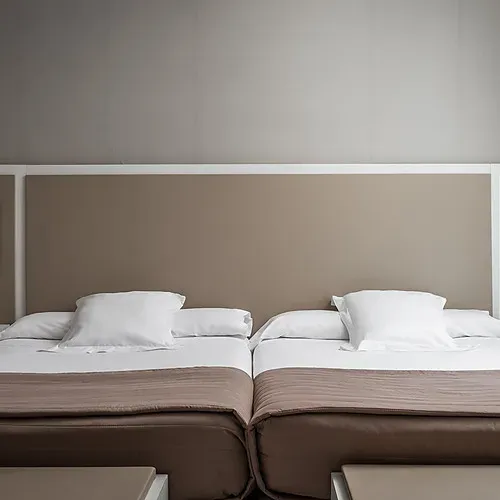 Twin hotel room, ideal for corporate stays. ESTIVAL: Corporate.