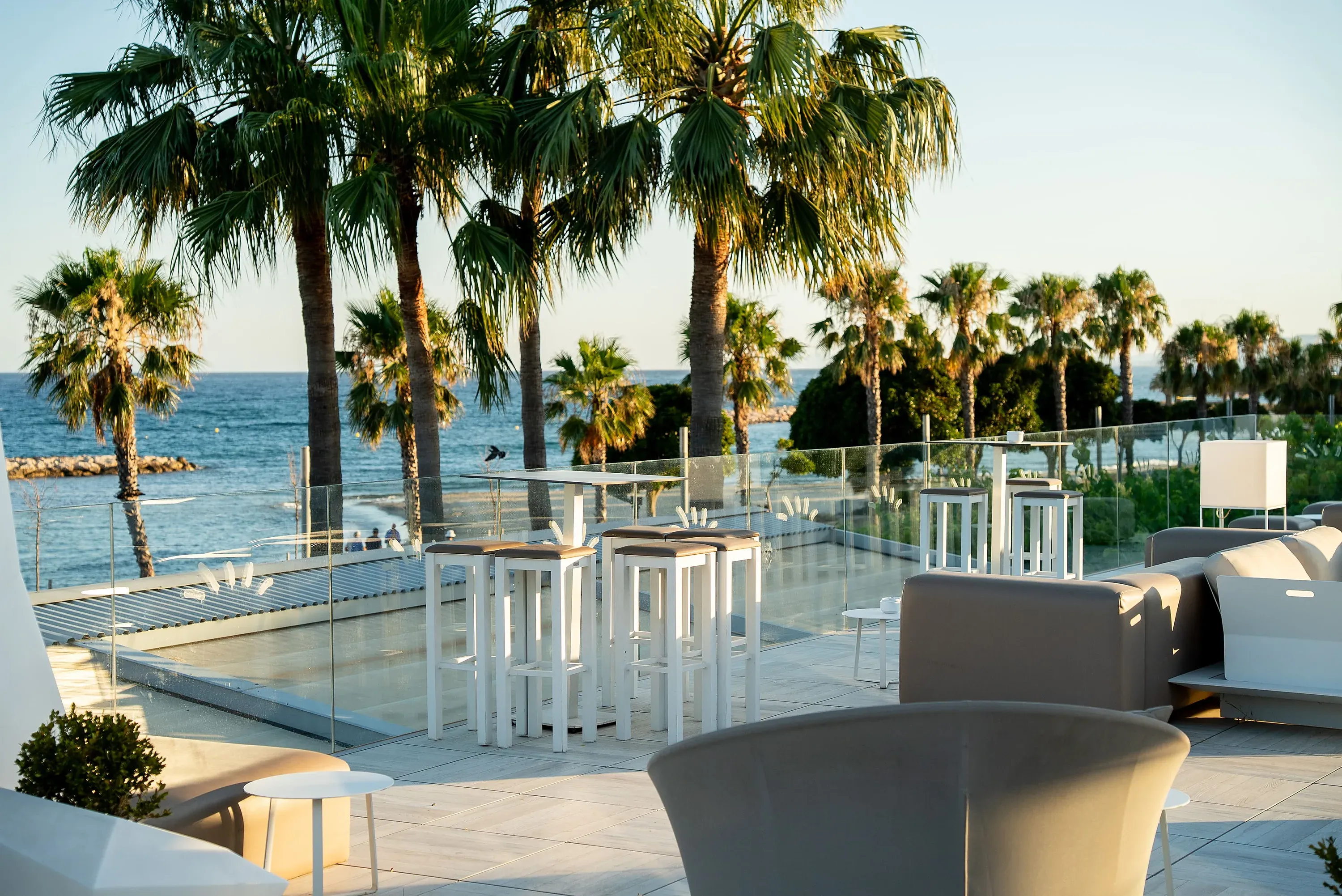 Mesa elegante en ESTIVAL: Corporativa, con vino y vistas al exterior.