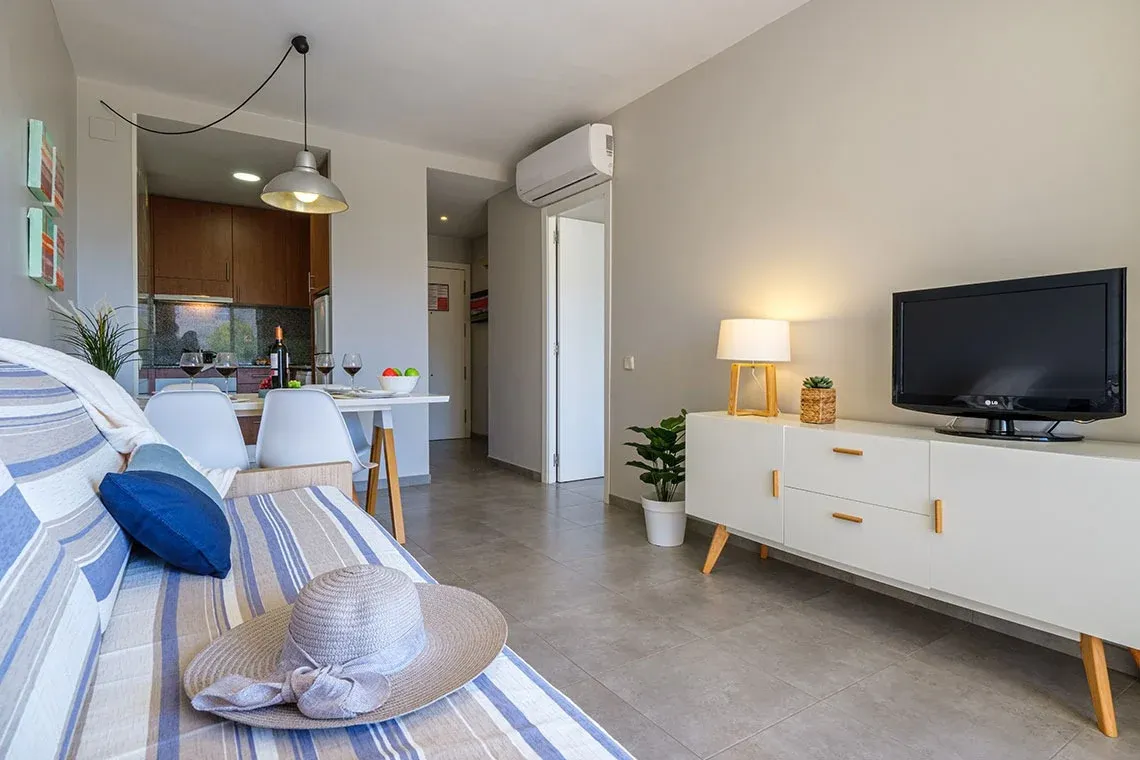 Modern Suite mit Wohnzimmer und Küche, ideal für Ihren ESTIVAL: Corporativa-Aufenthalt.