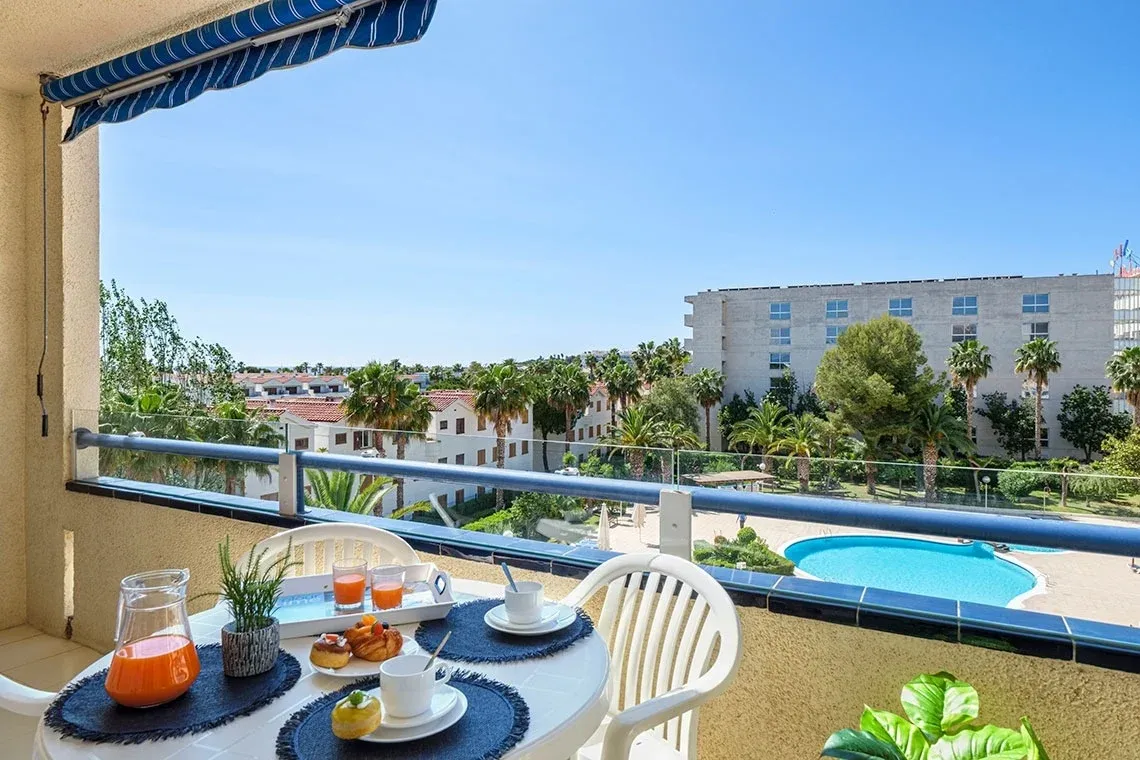 Balkon mit Frühstück und Poolblick, ideal für Ihren ESTIVAL: Corporativa Urlaub.