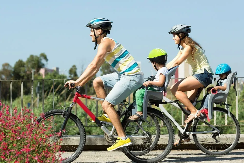Familia en bicicletas, perfecta para ESTIVAL: Corporativa. Vacaciones activas.