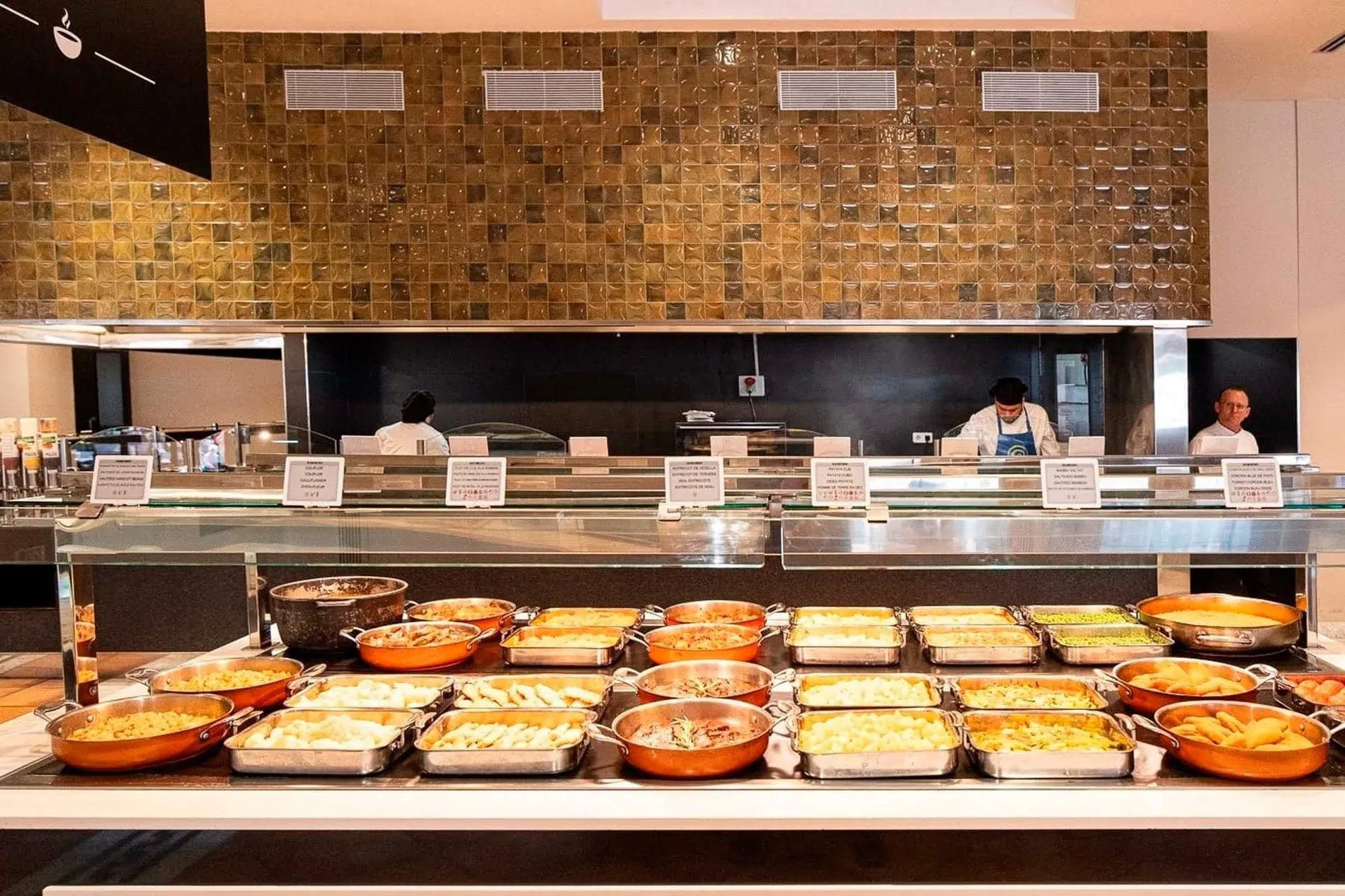 Buffet variado: Gastronomía | Estival Park Marena | La Pineda | Estival Group