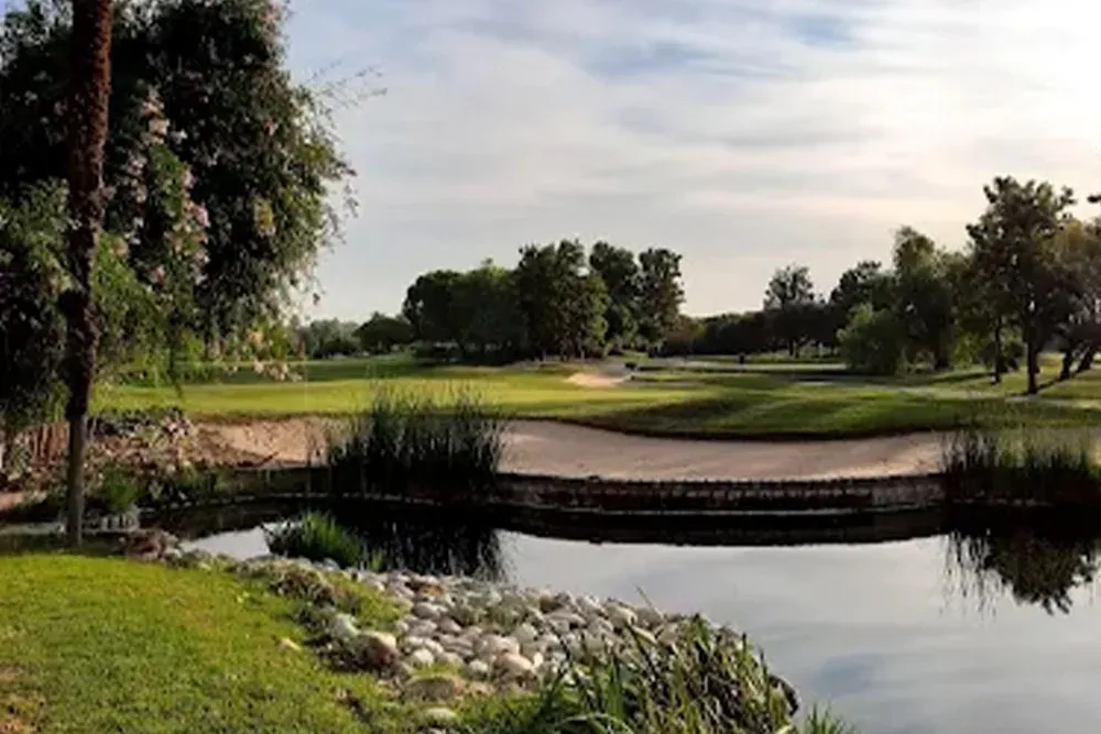 ESTIVAL: Corporativa, Golfplatz mit See und üppigen Bäumen.