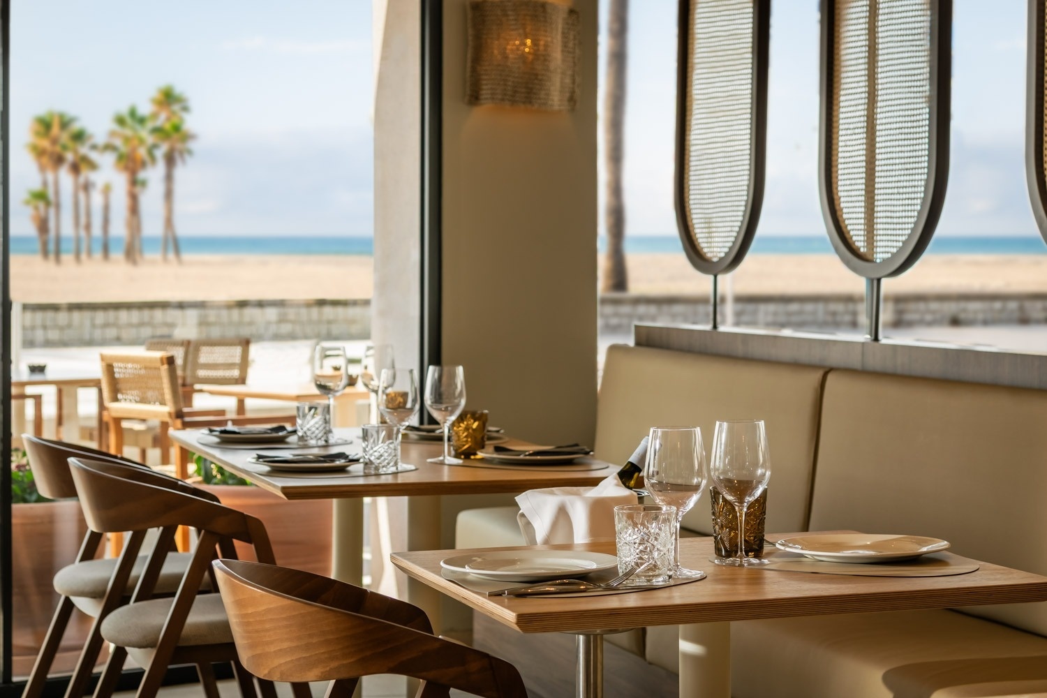 un hombre y una mujer brindan con vino en un restaurante