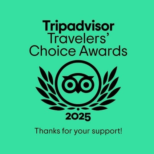 un logotipo para los premios de elección de viajeros de tripadvisor en 2025 .