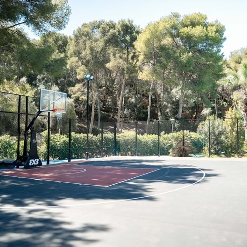 Pista de baloncesto al aire libre en Estival Torre de la Mora | Estival Group | Tarragona | Web Oficial