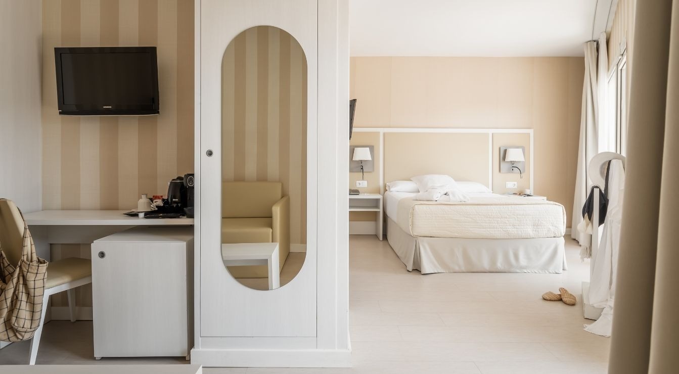 un balcon avec vue sur la plage et l' océan