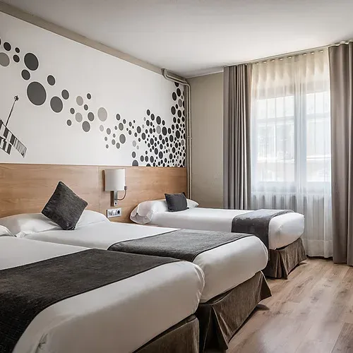 Modern hotel room with open bedroom, living area. Hotel Sporting Andorra | Grandvalira Pas de la Casa | Official Web