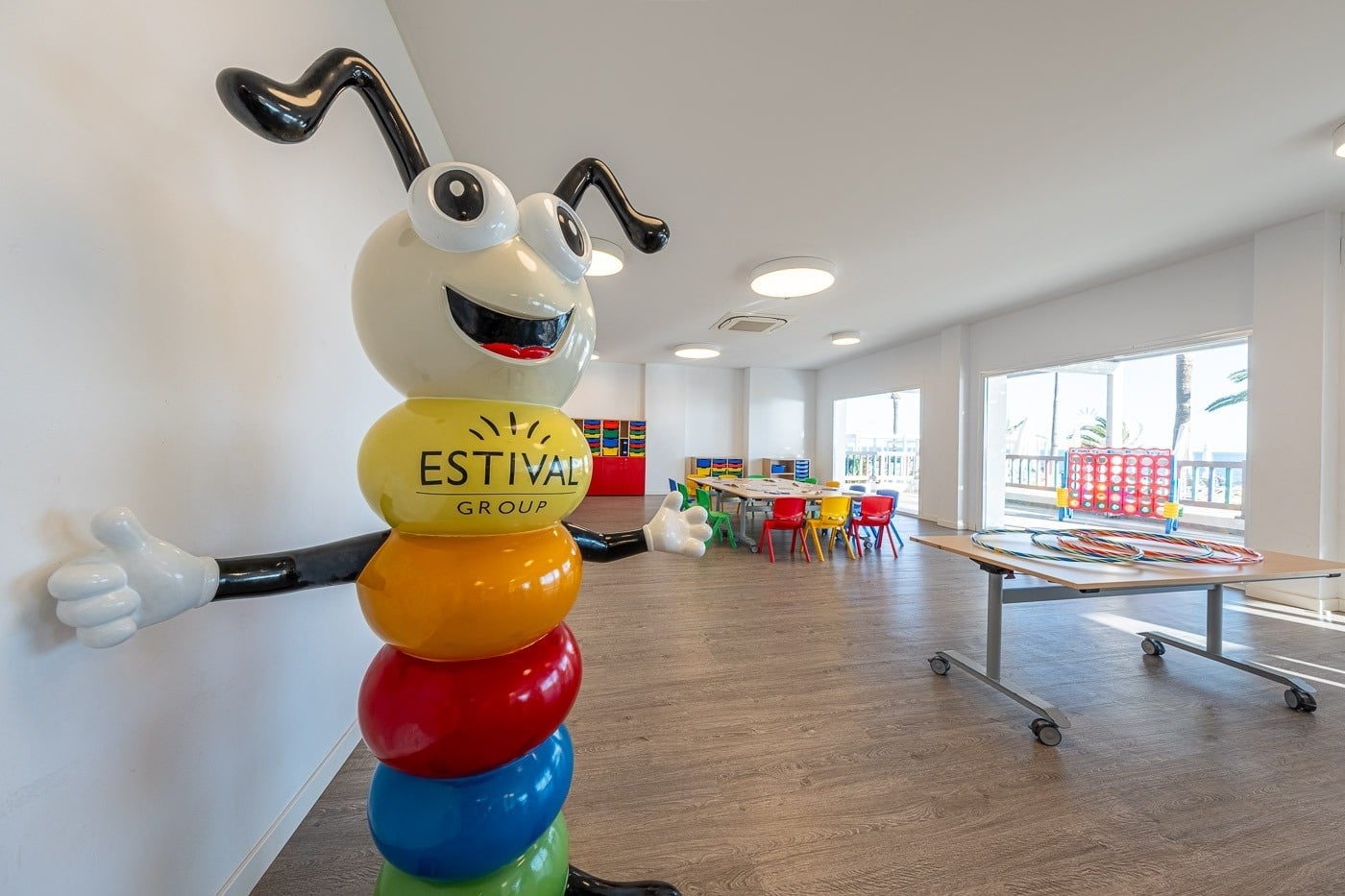 Divertida mascota Estival Group da la bienvenida en la sala de juegos del Estival Torrequebrada Benalmádena.