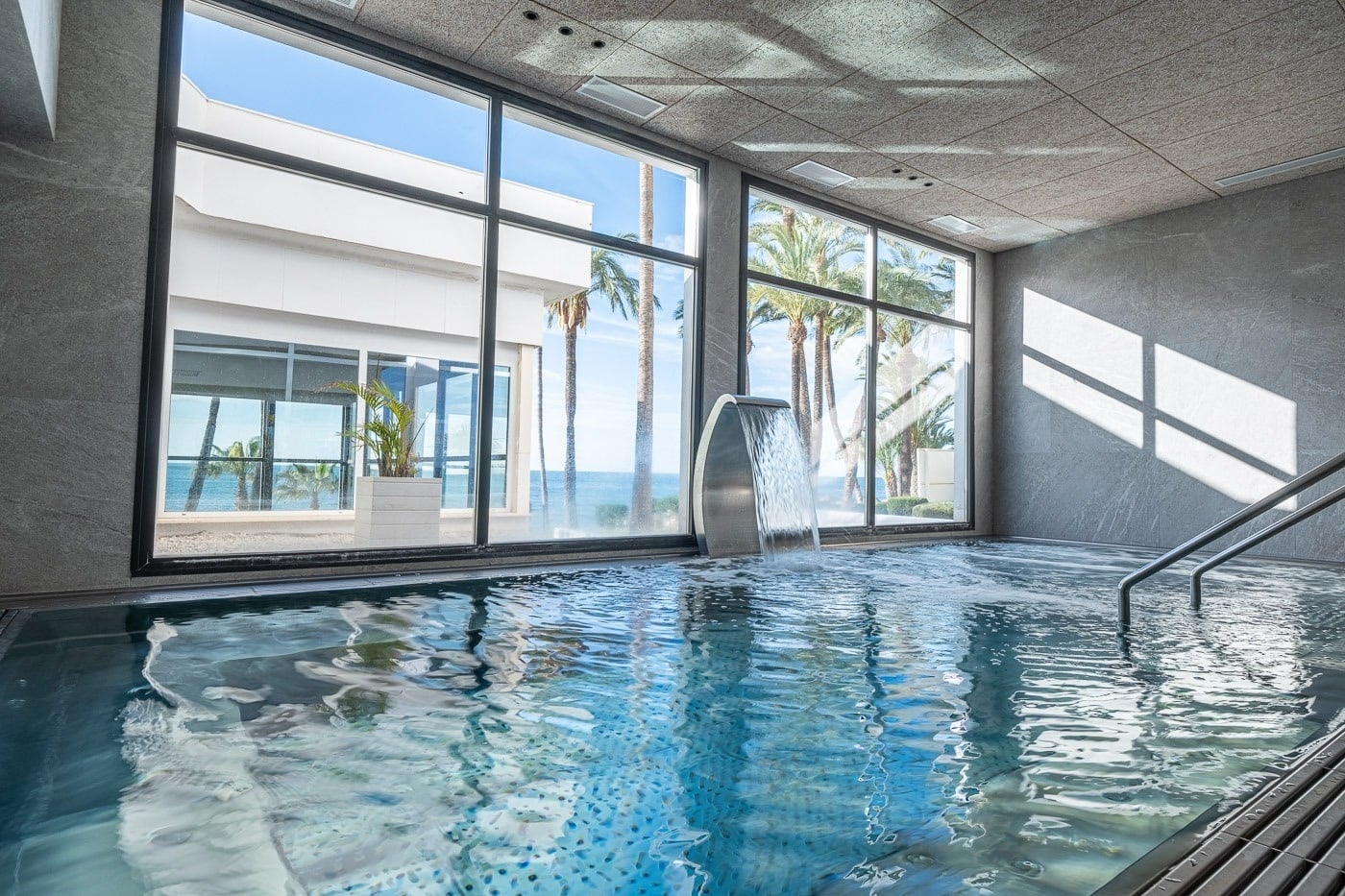 Piscina climatizada con cascada en Estival Torrequebrada, Benalmádena. ¡Reserva hoy en Estival Group!