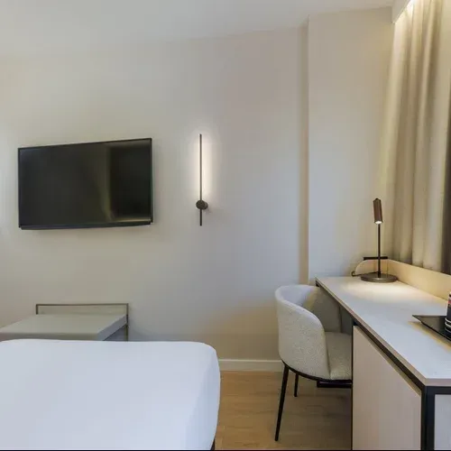 Hotel Vilamari Barcelona: Modern room with TV, desk, and kettle. Book your stay!