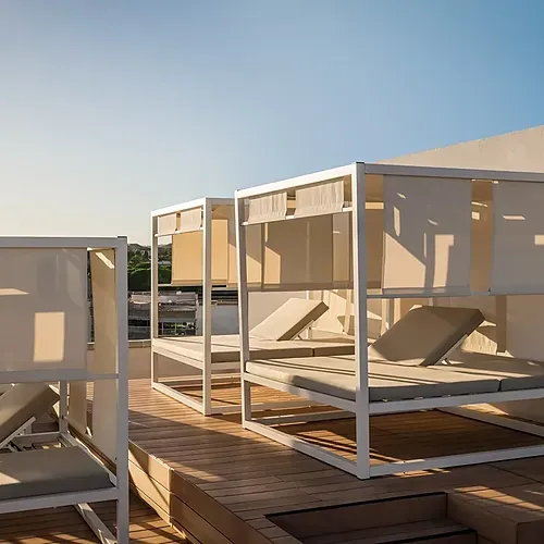 Estival Maramar: Moderne Liegen auf Dachterrasse mit Blick. Estival Group | Tarragona | Offizielle Website.