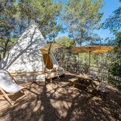 Tipi de luxe avec table de pique-nique sous parasol, idéal pour un séjour Estival Torre de la Mora | Estival Group | Tarragone | Site officiel.