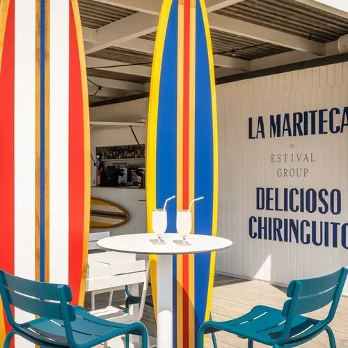 Willkommen im Estival Maramar – Chiringuito, Estival Group, Tarragona. Offizielle Website mit Surfbrett-Deko.