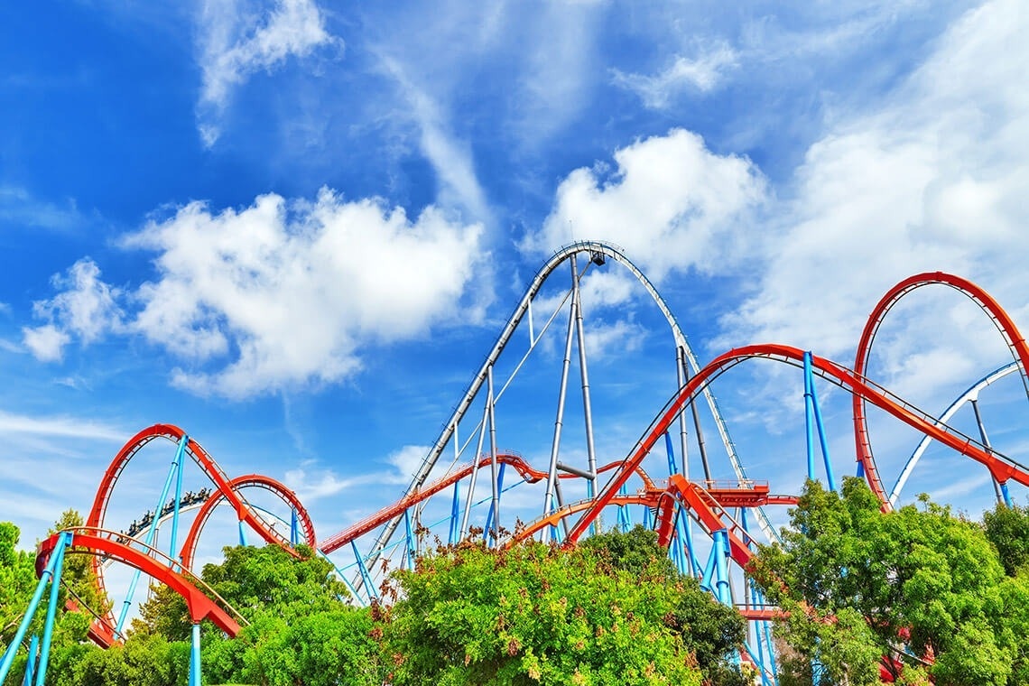una montaña rusa roja y azul en un parque de diversiones