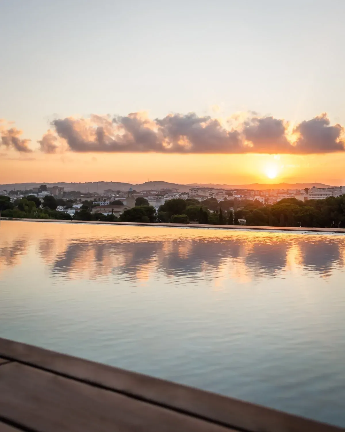 Piscina infinita con atardecer y vistas al mar en Estival Maramar. Reserva en Estival Group Tarragona.