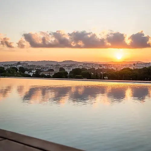 Infinity-Pool mit Blick auf den Sonnenuntergang über Tarragona - Estival Maramar | Estival Group | Offizielle Website