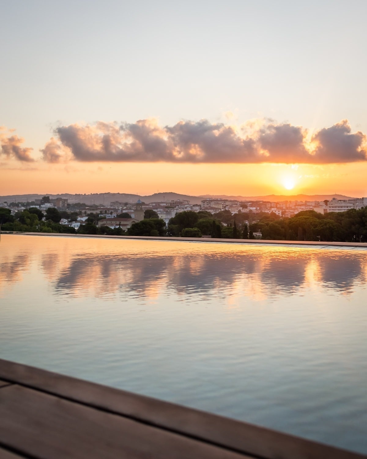 Piscina infinita con atardecer y vistas al mar en Estival Maramar. Reserva en Estival Group Tarragona.