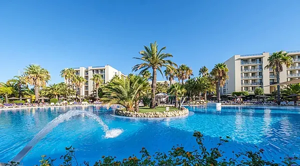 Klarer Pool & Swim-up-Bar im ESTIVAL: Corporativa, ideal für Events.