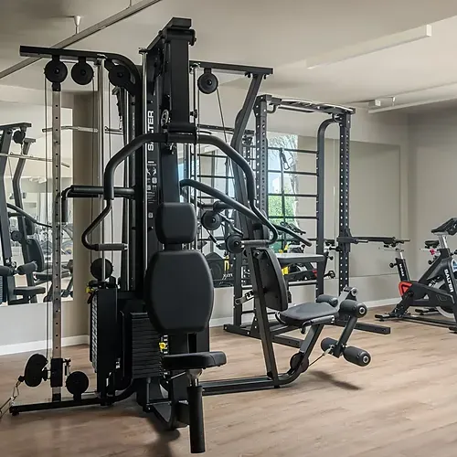 Modernes Fitnessstudio im Estival Maramar, Estival Group, Tarragona. Mit Kraftgeräten und Spinning-Rädern.