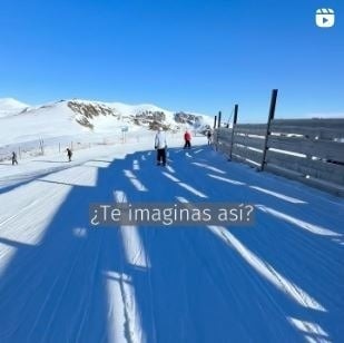 un grupo de personas están esquiando en una pista cubierta de nieve .
