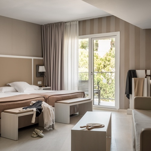 una habitación de hotel con dos camas y una televisión