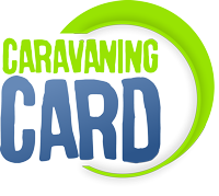 C'est un logo affichant les mots "CARAVANING" en vert et "CARD" en bleu, encadrés par une forme incurvée verte et noire.