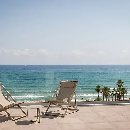 Balkon mit Meerblick und Liegestühlen, Estival Maramar, Estival Group, Tarragona