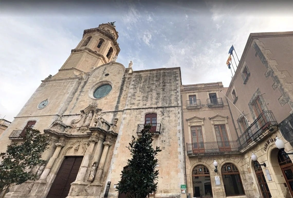 dos mujeres con mochilas caminan por un callejón