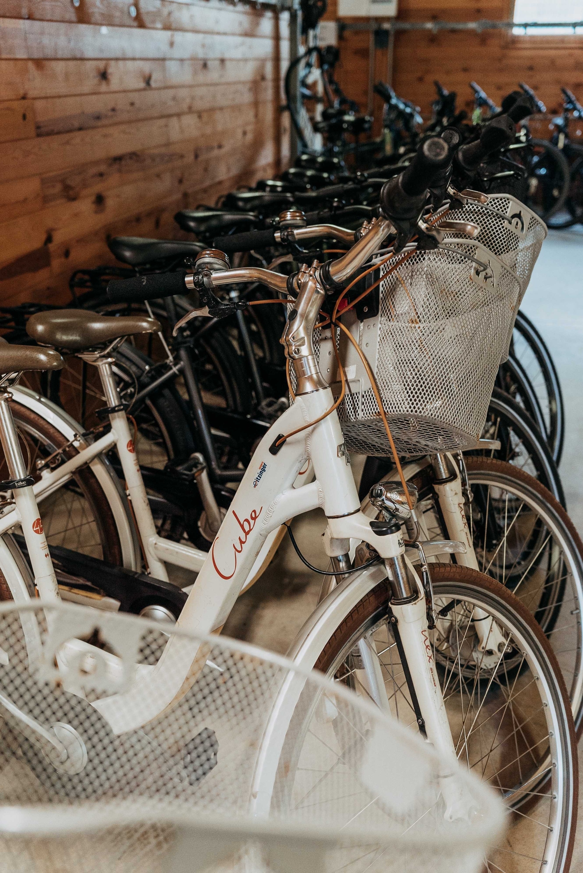 Un homme et une femme marchent côte à côte sur un parcours de golf verdoyant, chacun portant son sac de golf.