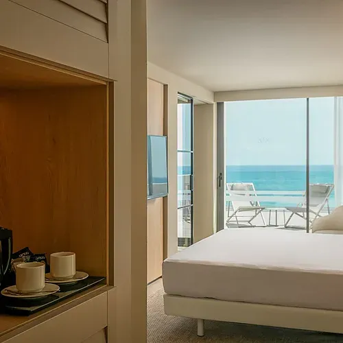 ein Hotelzimmer mit einem Bett und einem Fernseher