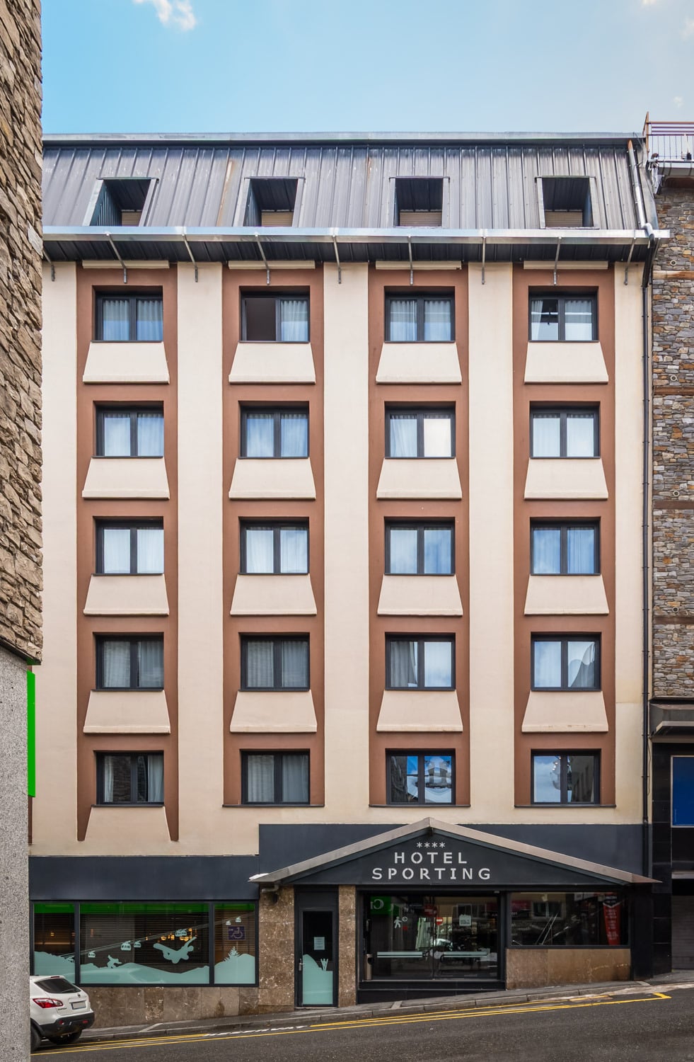 Armari d'esquí amb equipació i roba a Hotel Sporting Andorra | Grandvalira Pas de la Casa | Lloc Web oficial
