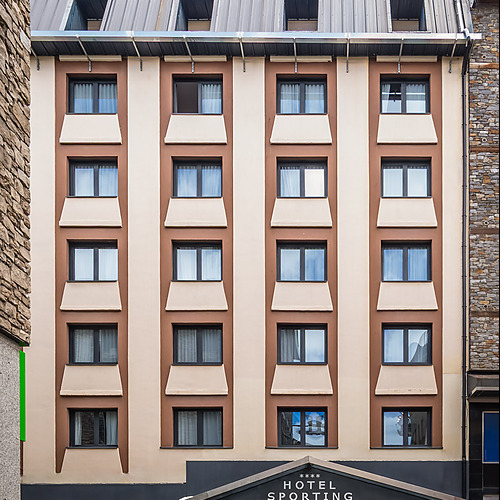 Hotel Sporting Andorra | Grandvalira Pas de la Casa: Spacious walk-in closet with winter gear storage.