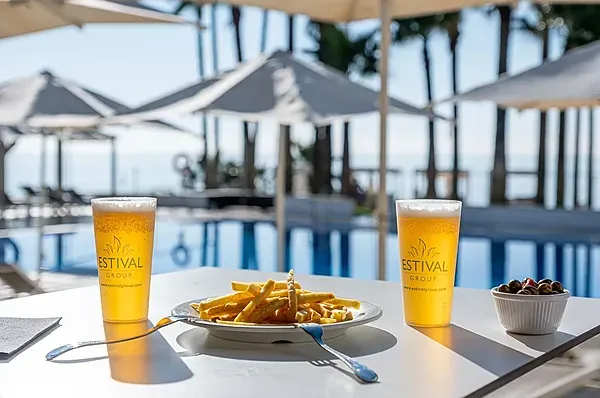Beer & fries by pool at ESTIVAL: Corporativa