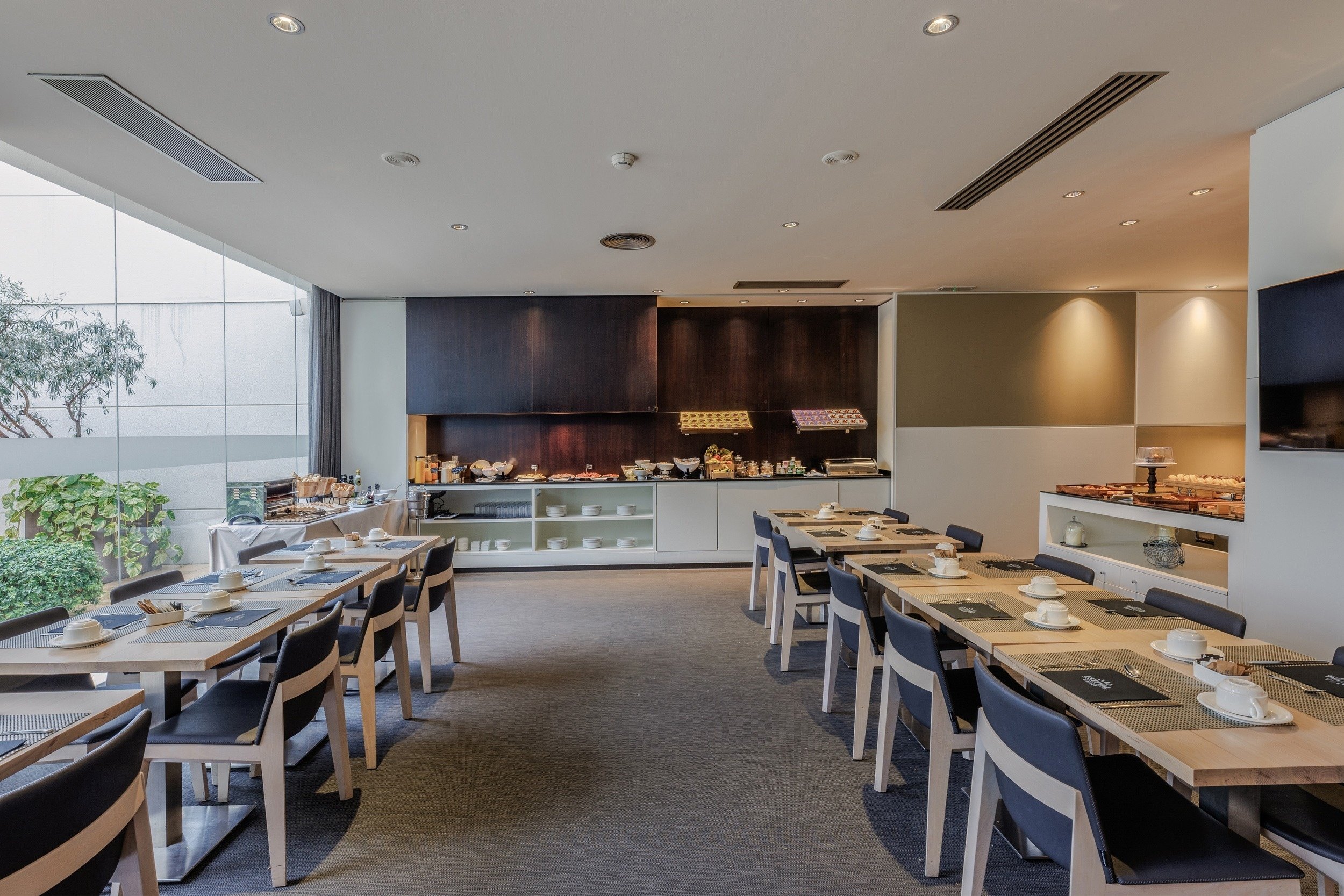 ein Esszimmer mit vielen Tischen und Stühlen
