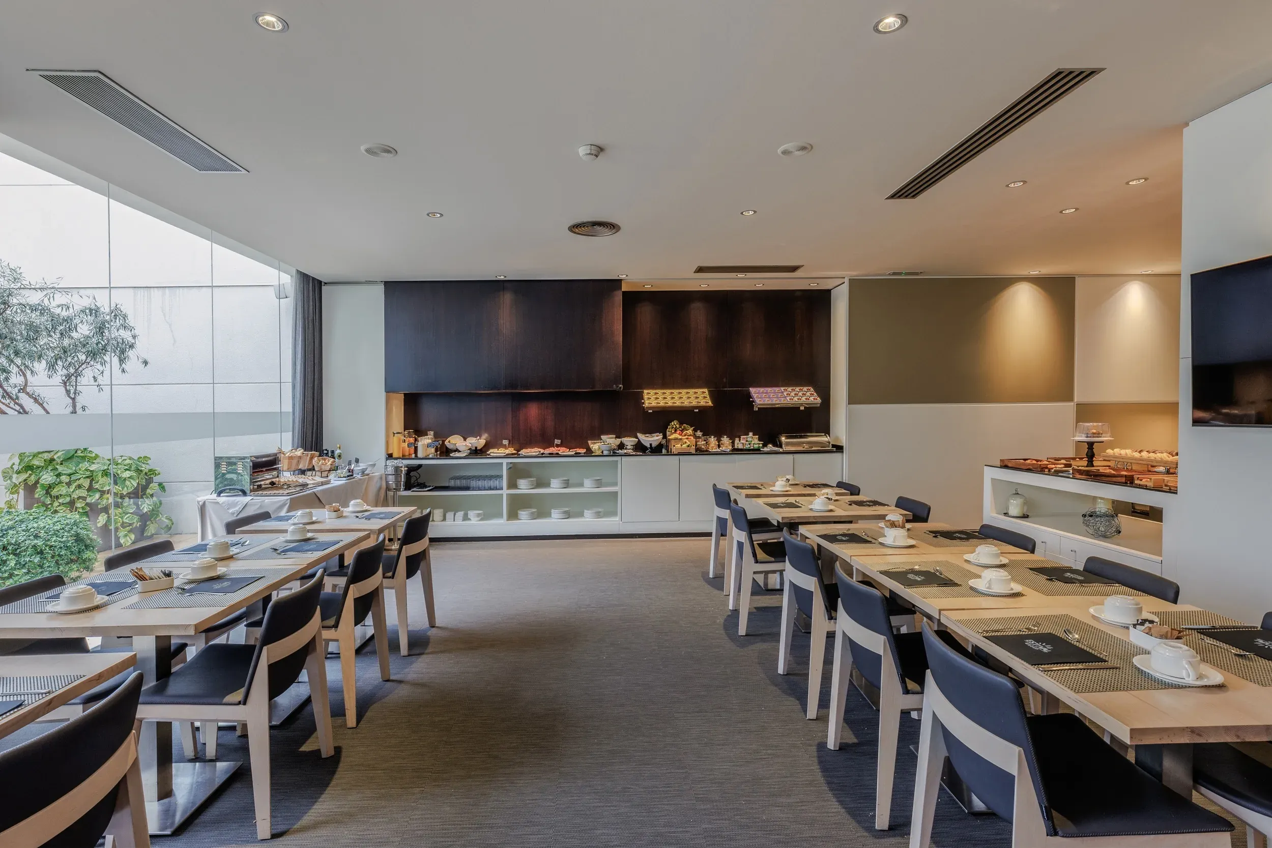 Menjador ESTIVAL: Corporativa, taules preparades per a l'esmorzar buffet.