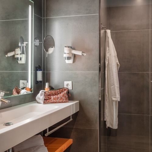 un cuarto de baño con un lavabo y un espejo