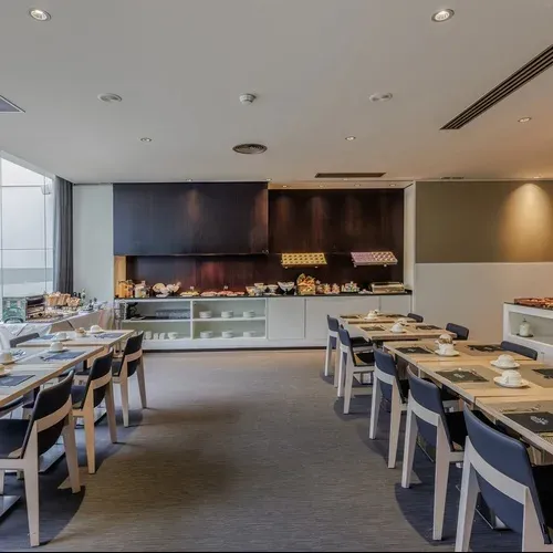Hotel Vilamari Barcelona: Buffet breakfast setup with tables and chairs.