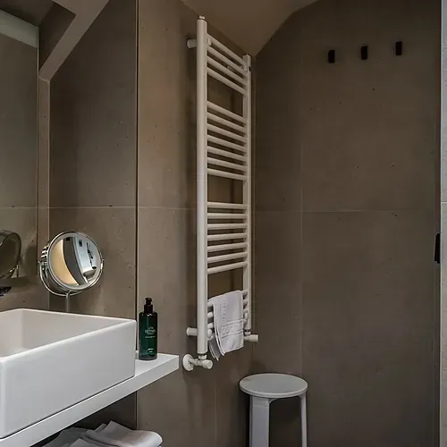 ESTIVAL: Corporativa Baño moderno con ducha y WC elegante.