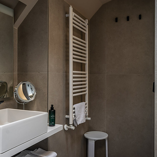 ESTIVAL: Corporativa Modern bathroom with shower and elegant toilet.