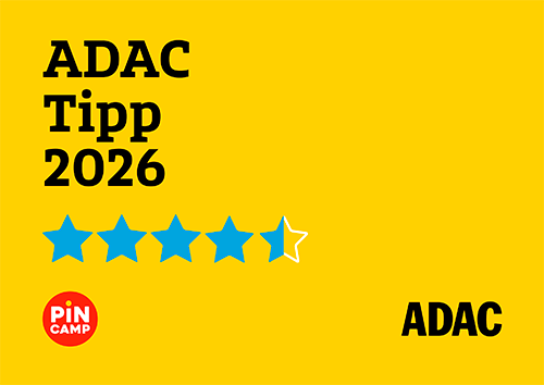 Sur un fond jaune, l'image affiche le texte noir « ADAC Tipp 2026 » et « ADAC », un logo rond rouge « PIN CAMP » en bas à gauche, et une rangée de quatre étoiles bleues pleines avec une cinquième étoile à moitié bleue, symbolisant une note de 4,5 sur 5.