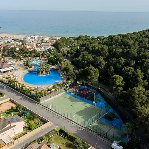 Piscine et terrains de sport à l'Estival Torre de la Mora | Site officiel Tarragone