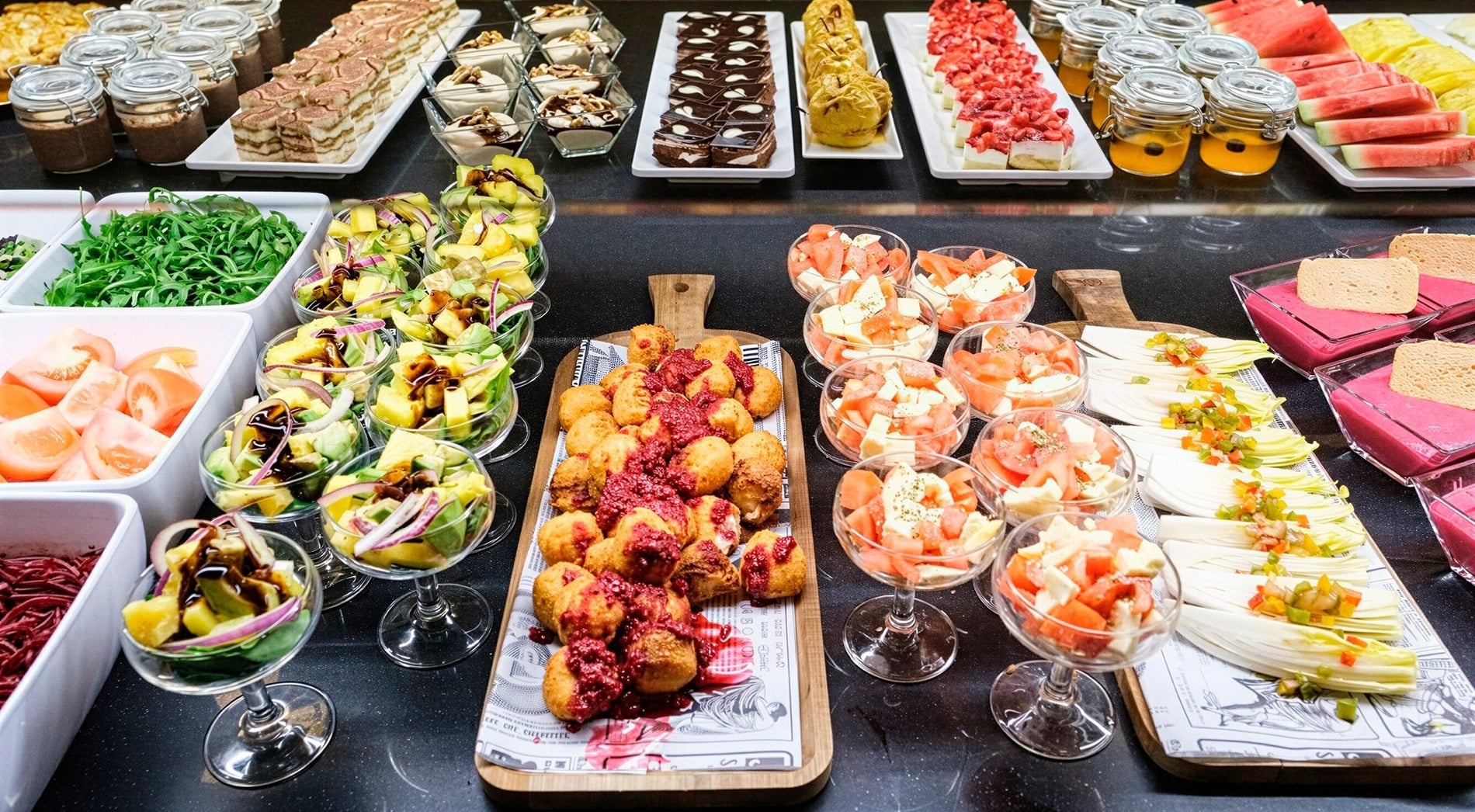 una mesa llena de comida y dos copas de vino