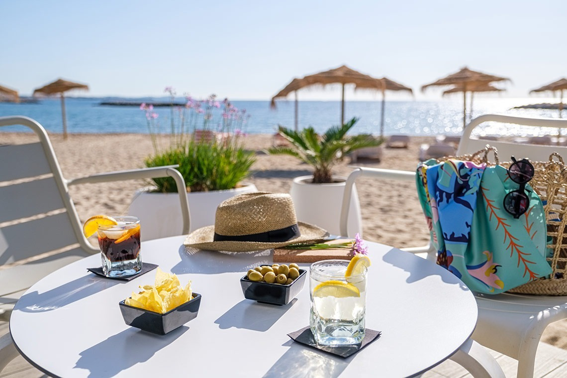 Erfrischendes Getränk und Snacks am Strand. Chiringuito Berano | Estival Eldorado | Cambrils | Offizielle Website.